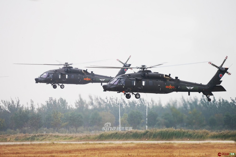 Cuối cùng và cũng là loại vũ khí mới nhất của Trung Quốc chính là các trực thăng Z-20. Đây được coi là phiên bản vũ khí nhái hoàn hảo nhất mà Trung Quốc nhái từ trực thăng Black Hawk của Mỹ. Nguồn ảnh: Sina.