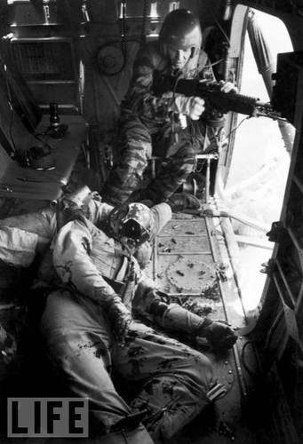 Mỗi trực thăng UH-1 thường được biên chế hai xạ thủ súng máy, với nhiệm vụ hỗ trợ hỏa lực, vừa là cung cấp thông tin về vị trí, vật cản xung quanh trực thăng cho kíp lái. Nguồn ảnh: Pinterest.