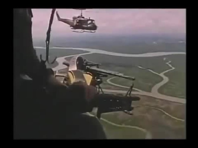 Và trong mỗi phi vụ, xạ thủ súng máy UH-1 vừa khán giả và là diễn viên chính trong bộ phim về chính mình. Nguồn ảnh: Porjati.