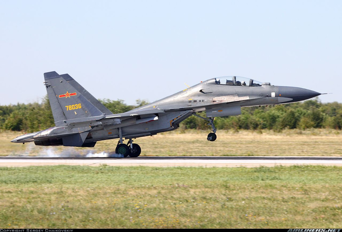 Những chiến đấu cơ này được Trung Quốc mua của Nga từ năm 2004. Các chiến đấu cơ Su-30MK2 của Trung Quốc được biên chế vào Trung đoàn Tiêm kích 10 và Sư đoàn Không quân Số 4.