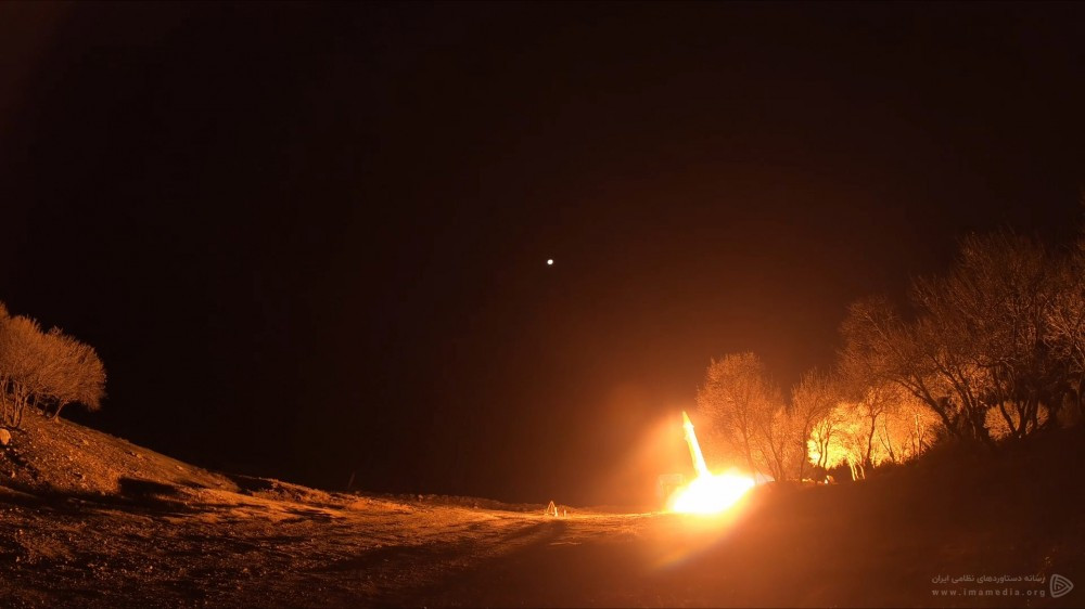 Trước khi tiến hành công kích vào sân bay quân sự Al-Asad của Iraq, Iran đã gửi lời cảnh báo tới các bên liên quan kèm theo cam kết sẽ chỉ tấn công đúng vào các mục tiêu được cho là nơi xuất phát của máy bay không người lái đã ám sát vị tướng của mình trước đó vài ngày. Nguồn ảnh: Livejournal.