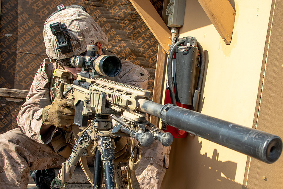 Đầu tiên, Quân đội Mỹ đã điều động 100 lính Thuỷ quân Lục chiến thuộc Lữ đoàn 2 tới Đại sứ quán Mỹ ở Baghdad để ngăn chặn dòng người biểu tình đang bao vây khu vực này. Nguồn ảnh: Pinterest.