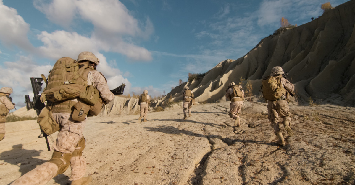 Tiếp theo đó là khoảng 2200 lính Thuỷ quân Lục chiến thuộc đơn vị viễn chinh số 26 được Mỹ gửi tới khu vực này bằng tàu USS Bataan. Nguồn ảnh: Pinterest.