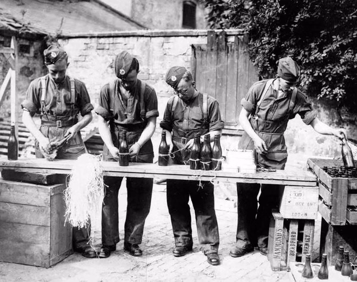 Về cơ bản, bom xăng ban đầu chỉ là một chai thủy tinh chứa đầy xăng. Sau này, xăng còn được trộn lẫn với dung dịch bám dính như keo để bám chặt vào mục tiêu khi cháy. Nguồn ảnh: Pinterest.