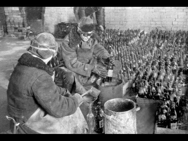 Khi xe tăng hoặc thiết giáp bị dính loại bom xăng này, các chi tiết và linh kiện trên xe sẽ bị nung nóng. Do tính chất giãn nở không đồng đều, phương tiện "đen đủi" đó sẽ sớm bị vô hiệu hóa. Nguồn ảnh: Pinterest.