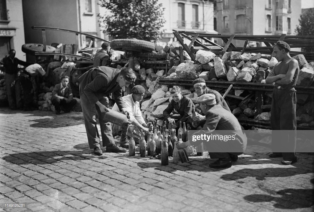 Tuy nhiên càng về sau này, các loại xe tăng, thiết giáp càng trở nên hiện đại và kéo theo đó là vũ khí chống tăng cũng càng ngày càng rẻ hơn nên bom xăng càng ngày càng ít được quân đội chính quy sử dụng. Nguồn ảnh: Gettyimg.
