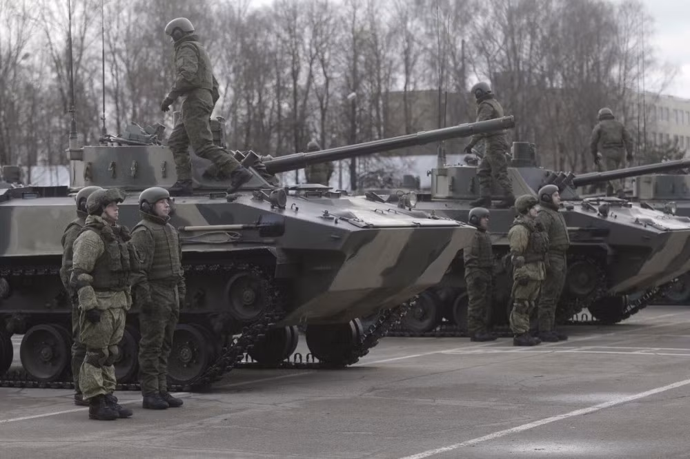 Cụ thể, với hoả lực chính bao gồm khẩu pháo 100mm và pháo 30mm, kíp chiến đấu của BMD-4 tuỳ từng tình hình tác chiến có thể có loại hoả lực phù hợp hơn với từng mục tiêu. Nguồn ảnh: Journal.