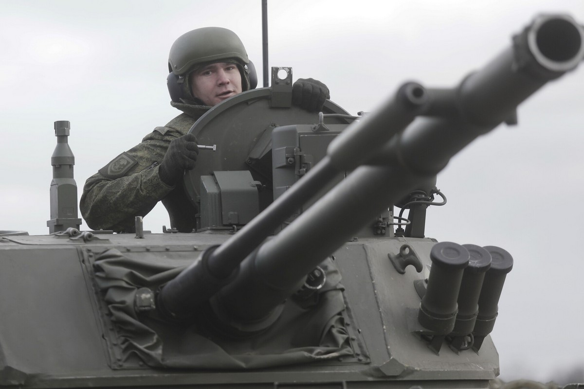 Để có được trọng lượng nhẹ đến như vậy, xe chiến đấu bộ binh BMD-4 có phần thân được cấu tạo bằng hợp kim nhôm, chỉ riêng phần tháp pháo được làm bằng thép. Nguồn ảnh: Journal.