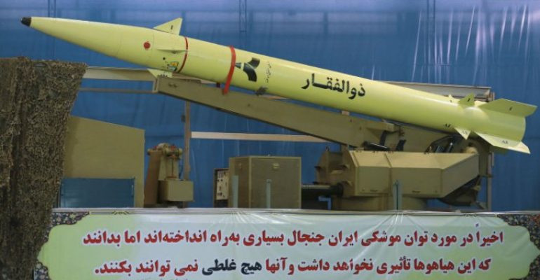 Là một phiên bản tên lửa đạn đạo tầm ngắn sử dụng nhiên liệu rắn được Iran phát triển trong họ tên lửa Fateh, tên lửa Zolfaghar mới chỉ được Iran công bố hồi năm 2016 vừa rồi. Nguồn ảnh: Forces.