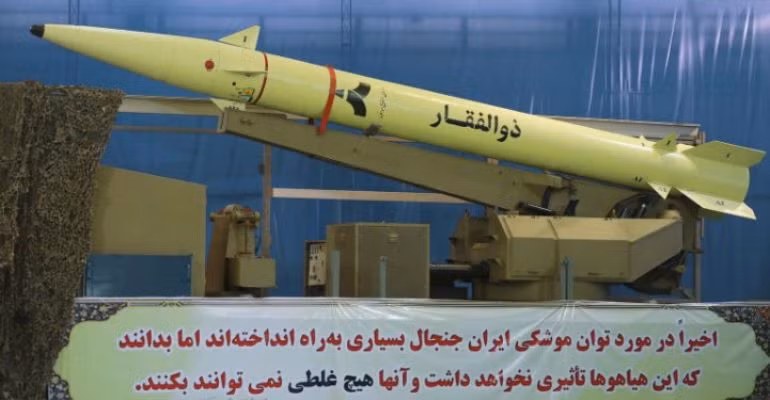 Là một phiên bản tên lửa đạn đạo tầm ngắn sử dụng nhiên liệu rắn được Iran phát triển trong họ tên lửa Fateh, tên lửa Zolfaghar mới chỉ được Iran công bố hồi năm 2016 vừa rồi. Nguồn ảnh: Forces.