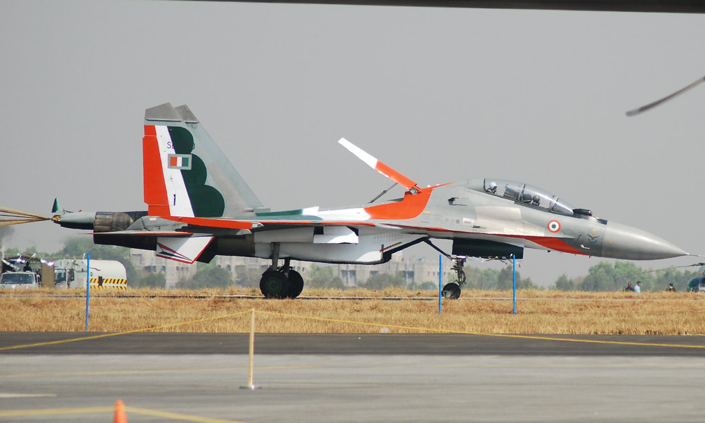 Năm ngoái, Không quân Ấn Độ cũng đã đặt mua thêm 40 chiến đấu cơ Su-30MKI từ Nga. Việc lắp ráp thêm 40 chiếc Su-30MKI nữa trong tương lai hứa hẹn sẽ kéo giá thành của loại chiến đấu cơ này xuống thấp hơn so với hiện tại. Nguồn ảnh: Pinterest.