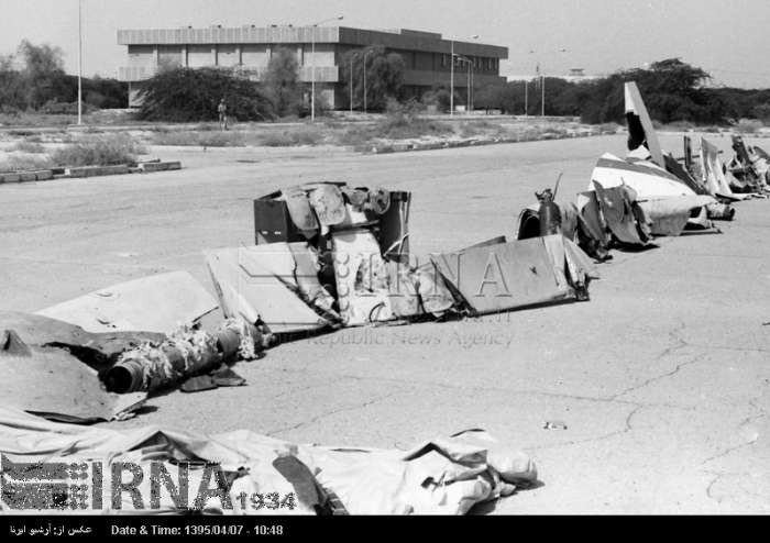 Năm năm sau vào năm 1988, tàu chiến USS Vincennes của Mỹ bắn tên lửa, tiêu diệt máy bay chở khách mang số hiệu 655 của Iran khiến 290 hành khách thiệt mạng. Sau các sự việc này, mối quan hệ của Mỹ và Iran đã gần như không thể cứu vãn nổi. Nguồn ảnh: Pinterest.