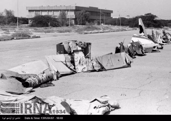Năm năm sau vào năm 1988, tàu chiến USS Vincennes của Mỹ bắn tên lửa, tiêu diệt máy bay chở khách mang số hiệu 655 của Iran khiến 290 hành khách thiệt mạng. Sau các sự việc này, mối quan hệ của Mỹ và Iran đã gần như không thể cứu vãn nổi. Nguồn ảnh: Pinterest.