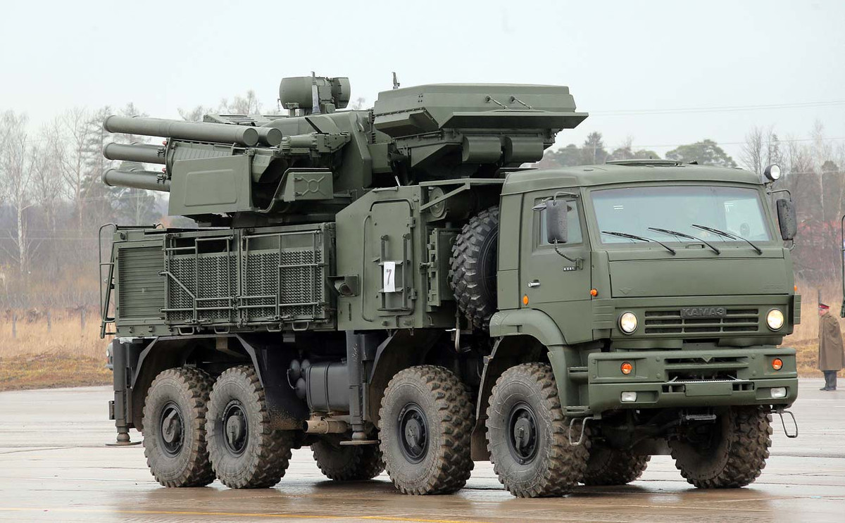 Điểm đặc biệt của Pantsir-S1 đó là nó có thể hoạt động tự động hoàn toàn không cần người điều khiển, cơ cấu vũ khí đặt được trên nhiều khung gầm khác nhau và có khả năng tác chiến khá hiệu quả. Nguồn ảnh: Pinterest.