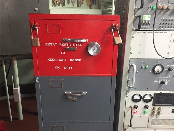 Ngay cả chìa khoá phóng tên lửa cũng được đặt trong một hòm sắt với... ba ổ khoá ngoài. Mỗi chìa khoá ngoài sẽ được một nhân viên trong căn cứ giữ. Nguồn ảnh: BI.