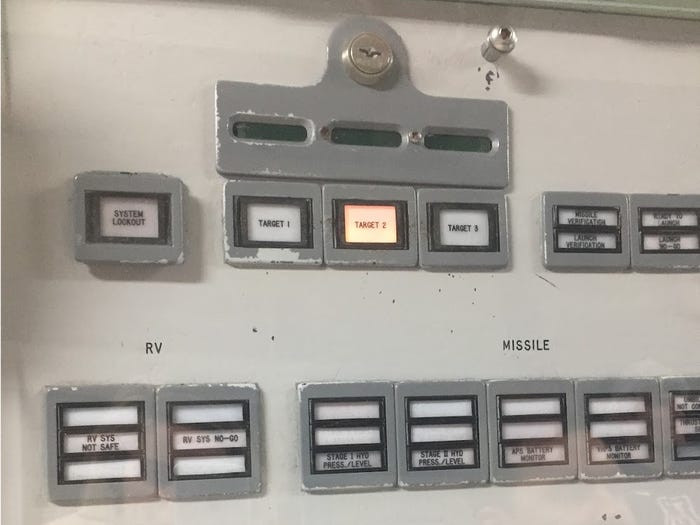 Bảng điều khiển phóng với ba mục tiêu có thể thiết lập trước, có thể thấy đèn báo "Mục tiêu 2" vẫn đang sáng. Nguồn ảnh: BI.