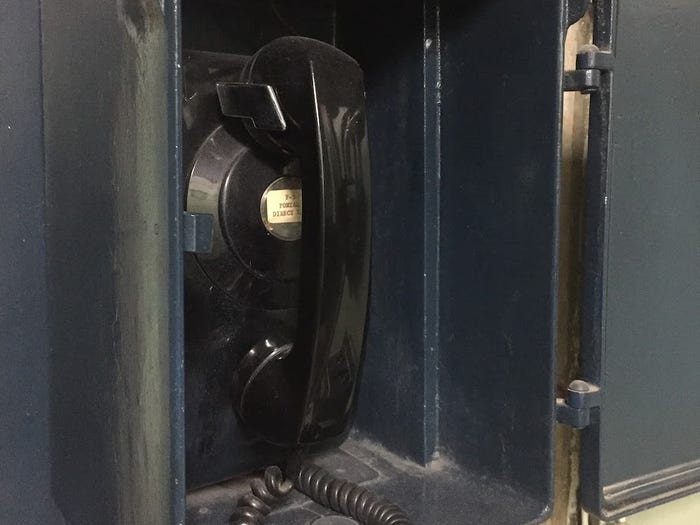 Bên trong căn cứ, hệ thống điện thoại hữu tuyến còn nguyên vẹn. Trong quá khứ, nhân viên làm việc trong căn cứ sẽ phải liên lạc qua đường dây này bằng mật mã với nhau. Nguồn ảnh: BI.