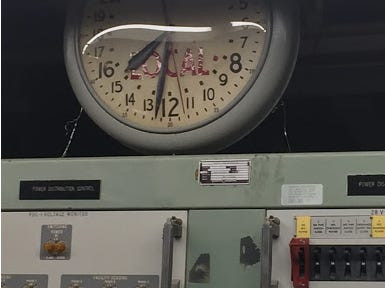 Loại đồng hồ đặc biệt của căn cứ tên lửa Titan. Đây là loại đồng hồ 24 giờ, mỗi ngày chỉ quay một vòng và cứ 7 ngày lại được chỉnh lại một lần để đảm bảo chính xác đến từng giây. Nguồn ảnh: BI.