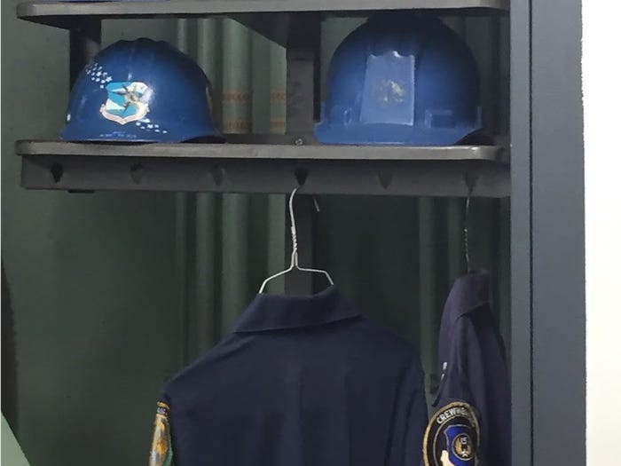 Tủ chứa đồ của nhân viên trong căn cứ. Căn cứ hoạt động 24 tiếng mỗi ngày chia làm 2 ca làm việc, mỗi ca kéo dài 12 tiếng. Nguồn ảnh: BI.