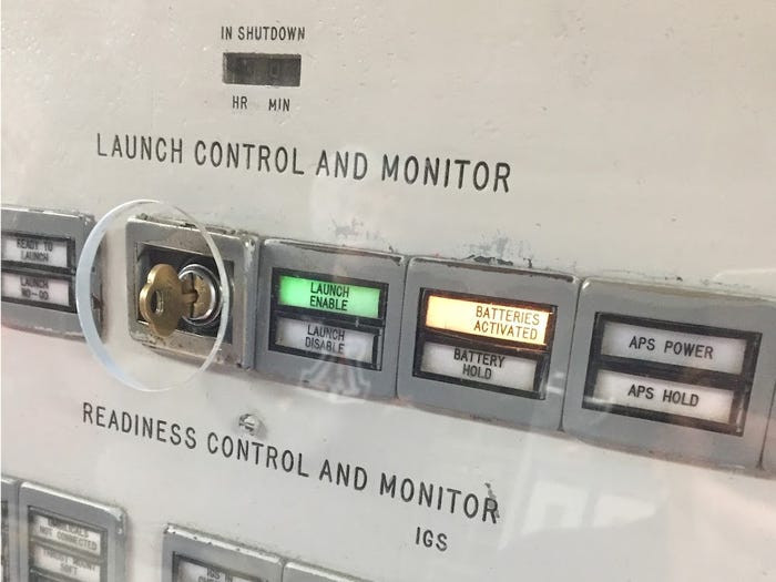 Hệ thống máy tính kiểm soát phóng và theo dõi tiến trình phóng của căn cứ. Tất cả đều mang hơi hướng của máy tính điện toán thời thập niên 70. Nguồn ảnh: BI.