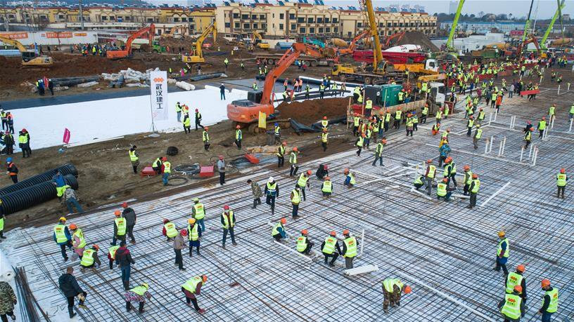 Cũng trong những ngày cuối năm âm lịch, Trung Quốc đã huy động được hàng chục nghìn nhân công cùng hàng nghìn máy móc các loại, tiến hành xây dựng một bệnh viện dã chiến 1000 giường. Nguồn ảnh: QQ.