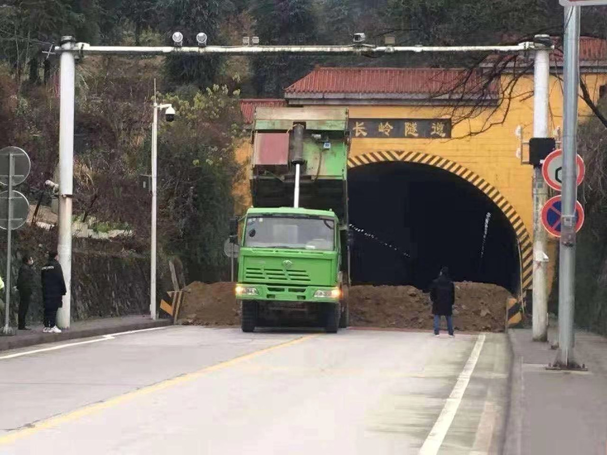 Tới thời điểm hiện tại, hơn 11 triệu dân ở Vũ Hán vẫn bị phong toả, mọi ngả đường ra, vào thành phố đều do quân đội kiểm soát. Nhiều người lo ngại về vấn đề thiếu lương thực trong thành phố có thể sẽ diễn ra trong những ngày tới. Nguồn ảnh: QQ.