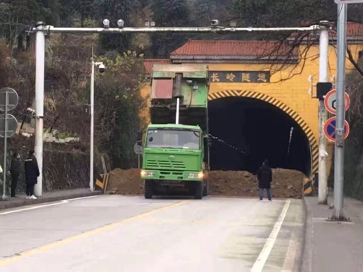 Tới thời điểm hiện tại, hơn 11 triệu dân ở Vũ Hán vẫn bị phong toả, mọi ngả đường ra, vào thành phố đều do quân đội kiểm soát. Nhiều người lo ngại về vấn đề thiếu lương thực trong thành phố có thể sẽ diễn ra trong những ngày tới. Nguồn ảnh: QQ.