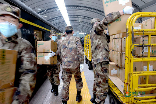 Hàng hoá nhu yếu phẩm đặc biệt là các thiết bị y tế, khẩu trang, quần áo phòng họ được gấp rút chuyển tới Vũ Hán bằng đường không. Nguồn ảnh: QQ.