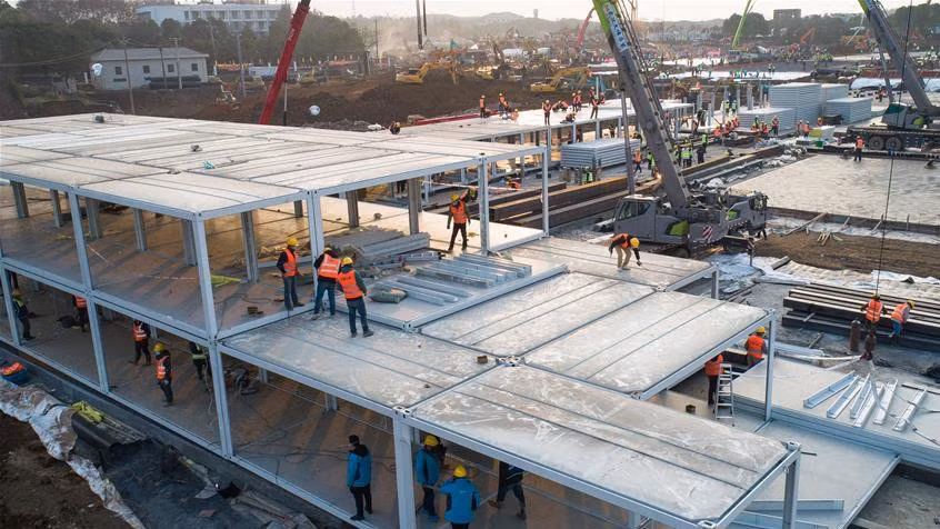 Tới nay, một phân khu của bệnh viện dã chiến đã được bàn giao cho quân đội và đã đi vào hoạt động để giảm tải cho các bệnh viện bên trong thành phố. Nguồn ảnh: QQ.