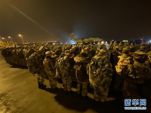 Ngay trong những đêm cuối năm, sát Tết âm lịch của Trung Quốc, hàng nghìn thành viên thuộc Quân đội Trung Quốc đã được huy động để tiến hành phong toả Vũ Hán - nơi đầu tiên phát tán ra dịch bệnh do virus Corona. Nguồn ảnh: QQ.