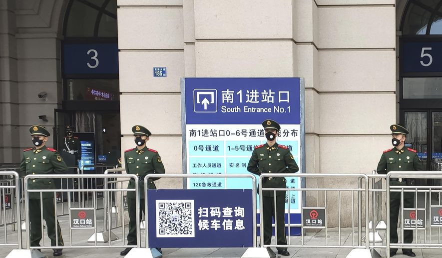 Quân đội tham gia phong toả Vũ Hán với nhiều vòng bao vây cùng đầy đủ trang bị vũ khí, khí tài. Nguồn ảnh: QQ.