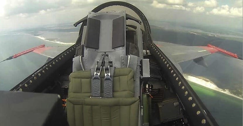 Khoang lái "trống trơn" của một chiến đấu cơ QF-16 khi bay thử nghiệm không có phi công, chiến đấu cơ QF-16 lúc này được điều khiển từ dưới mặt đất. Nguồn ảnh: USAF.