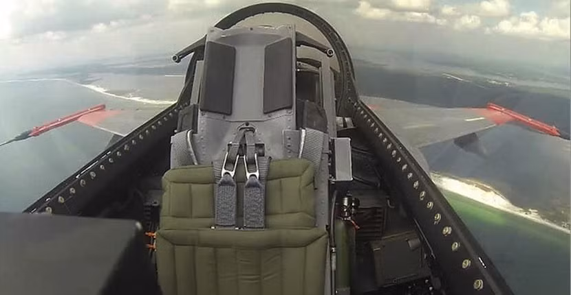 Khoang lái "trống trơn" của một chiến đấu cơ QF-16 khi bay thử nghiệm không có phi công, chiến đấu cơ QF-16 lúc này được điều khiển từ dưới mặt đất. Nguồn ảnh: USAF.