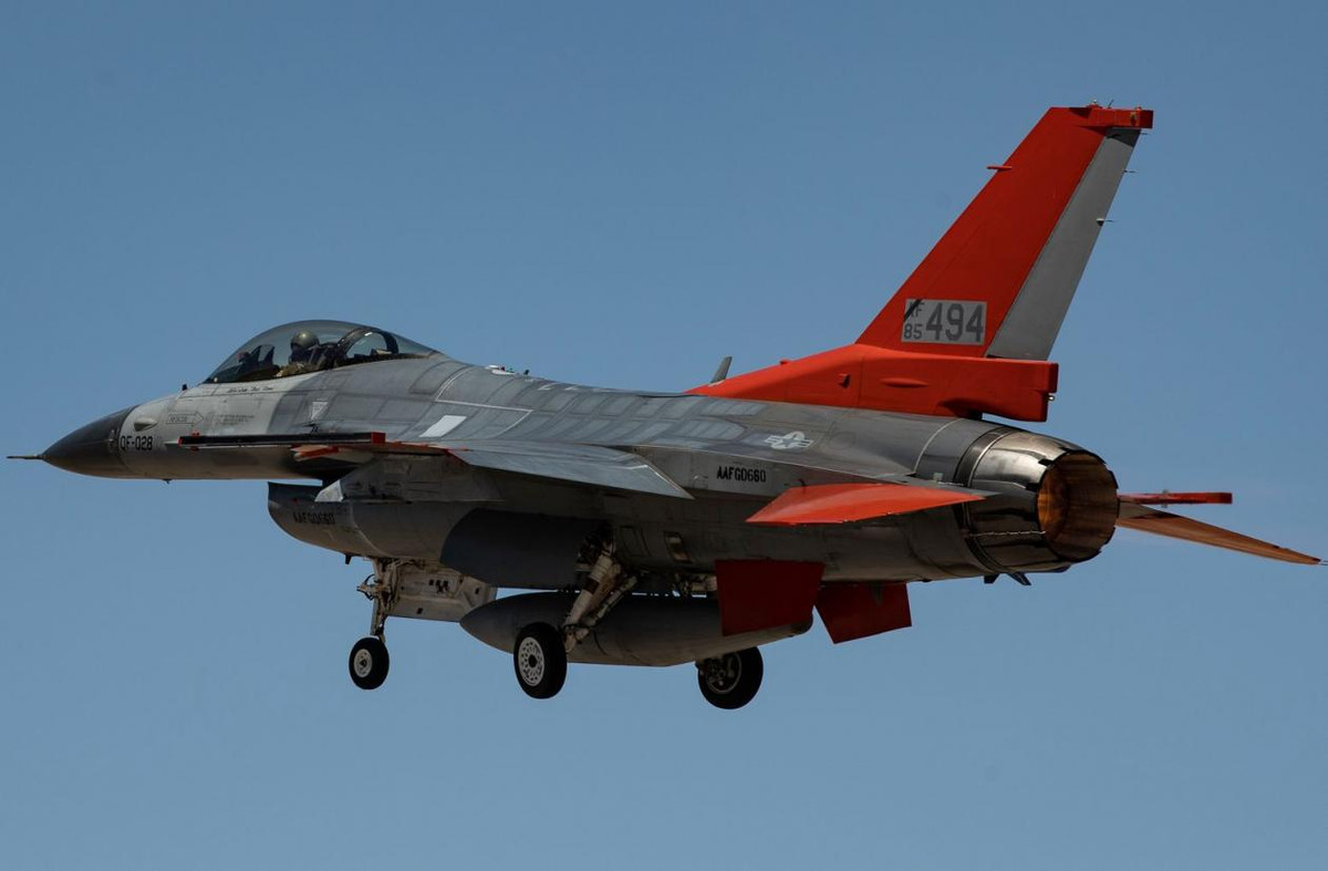 Phiên bản cải biên không người lái điều khiển từ xa được mang định danh tiêm kích QF-16. Mặc dù vậy phiên bản này hoàn toàn không được sử dụng như máy bay UAV thông thường mà có nhiệm vụ khá đặc thù. Nguồn ảnh: USAF.