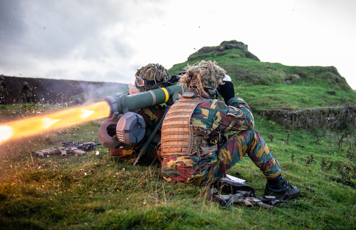 Ngoài ra, loại tên lửa này cũng có thể tác chiến bất kể ngày đêm với hiệu quả ngang nhau. Hiện tại, chưa có loại tên lửa chống tăng nào hiệu quả và đa năng như Spike khi nó có thể tương thích với nhiều cơ cấu phóng khác nhau bao gồm trên bộ, trên không hoặc vác vai. Nguồn ảnh: Pinterest.
