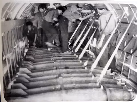 Đây là công việc hết sức khó khăn vì số lượng bom đặt trong máy bay phải cân đối, không được làm lệch trọng tâm của máy bay. Máy bay vận tải cũng khác máy bay ném bom ở chỗ máy bay vận tải không được thiết kế để "dỡ tải" khi đang bay như máy bay ném bom. Nguồn ảnh: TL.