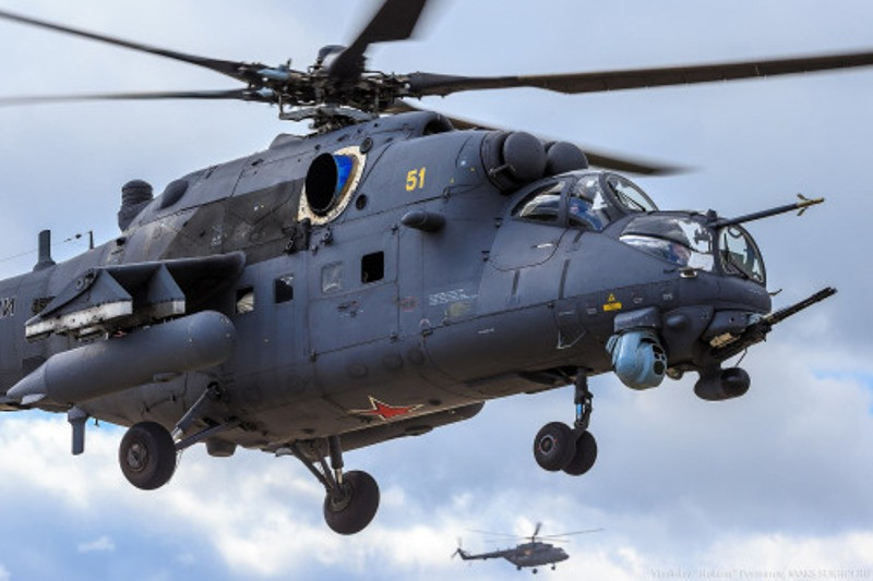 Ngoài khả năng mang theo trang bị vũ khí như một trực thăng tấn công thông thường, Mi-35 cũng như dòng trực thăng tấn công đa năng Mi-24 của Nga còn nổi tiếng với việc nó có một khoang hành khách chứa được tối đa 8 lính cùng đầy đủ trang thiết bị. Nguồn ảnh: Livejournal.