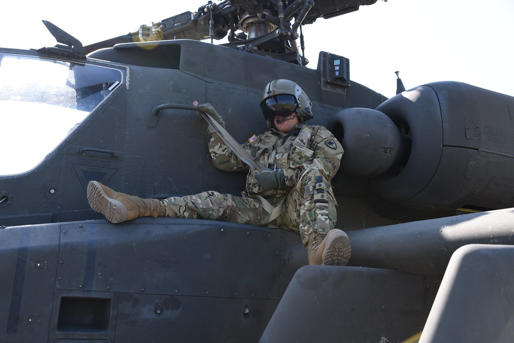 Vấn nạn "làm xiếc" bên ngoài trực thăng chiến đấu khi đang di chuyển này của Mỹ đến nay vẫn chưa thể giải quyết triệt để được dù bản thân tướng lĩnh Mỹ hoàn toàn không đồng tình cho binh lính của minh di chuyển theo cách này. Nguồn ảnh: Livejournal.