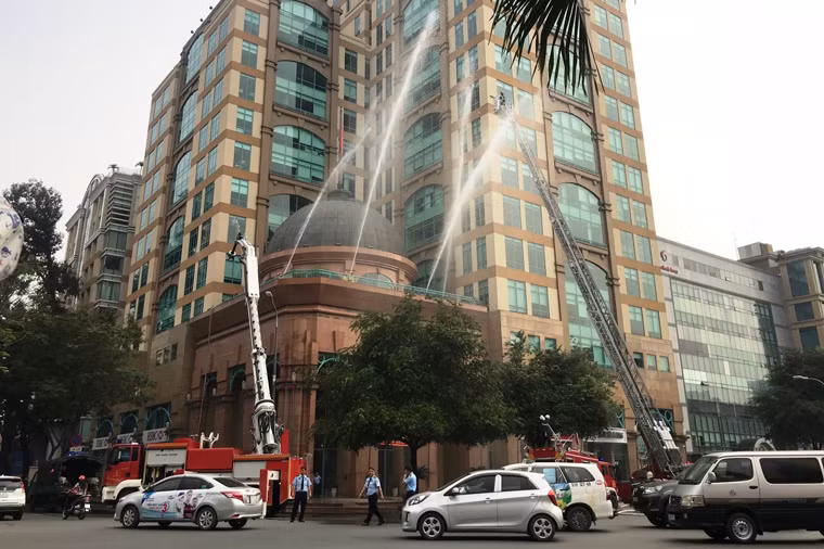 Nhiều xe chữa cháy hiện đại được trưng dụng tham gia diễn tập.