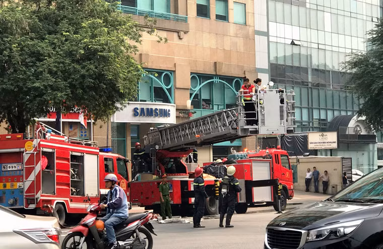 Tình huống cứu người mắc kẹt từ tầng cao tại buổi diễn tập.