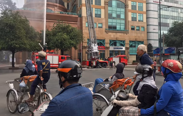 Nhiều du khách ngồi trên xích lô "ngắm" Cảnh sát PCCC diễn tập chữa cháy.