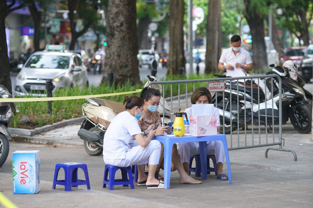 Theo đó, khoảng 14h30 ngày 14/7, ca F0 này đến cục An toàn Môi trường chuyển công văn, hồ sơ và được nhân viên tại đây tiếp nhận.