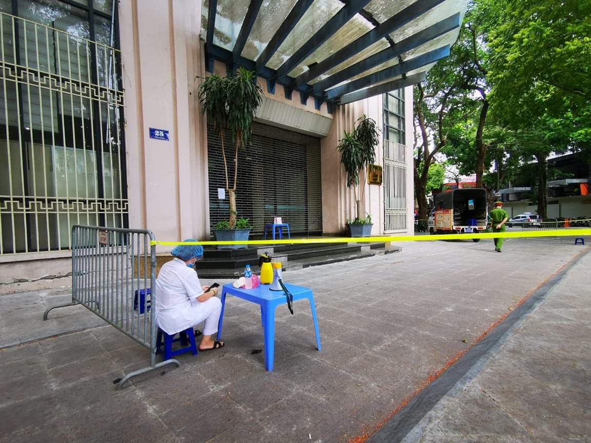 Phong toa tru so toa nha Bo Cong thuong do lien quan ca nhiem F0