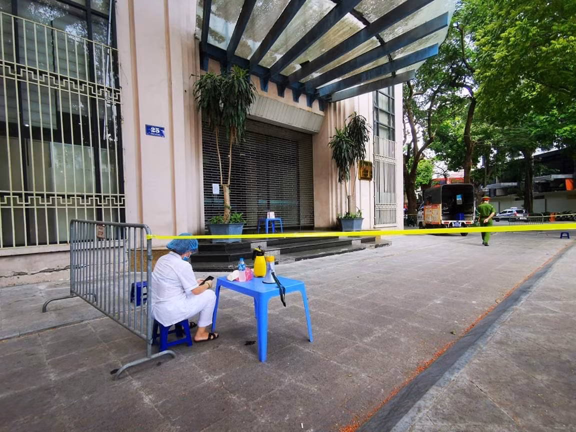 Phong toa tru so toa nha Bo Cong thuong do lien quan ca nhiem F0