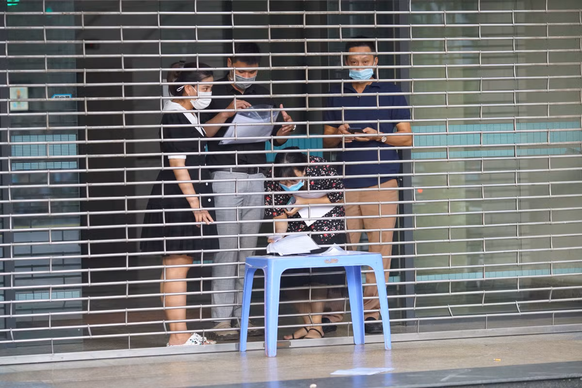 Theo báo cáo của Cục An toàn và Môi trường (Bộ Công thương), công chức của phòng An toàn Khoáng sản và Vật liệu nổ công nghiệp đã tiếp xúc với 1 trường hợp dương tính với COVID-19 (công tác tại Viện Cơ khí năng lượng và mỏ).