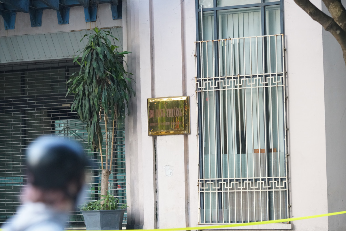 Thời gian tiếp nhận khoảng 1-2 phút, sau đó nhân viên này đưa hồ sơ vào văn thư của Cục. Mọi quá trình tiếp xúc đều đeo khẩu trang và giữ khoảng cách.