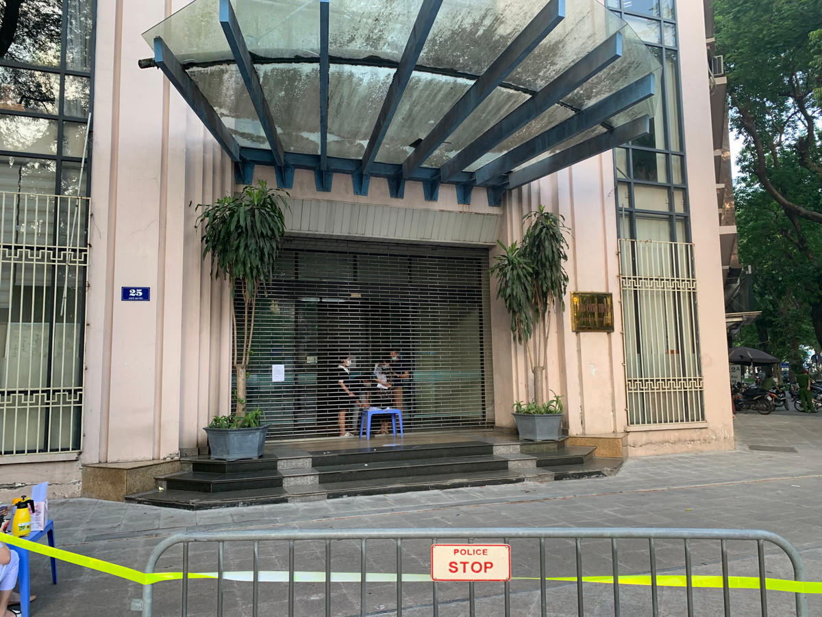 Nhân viên của Cục An toàn Môi trường (Bộ Công thương) cũng được yêu cầu giữ nguyên vị trí. Trong thời gian từ 14/7 đến nay, ca F1 của Bộ Công thương tiếp xúc với nhiều người và sử dụng thang máy cơ quan.