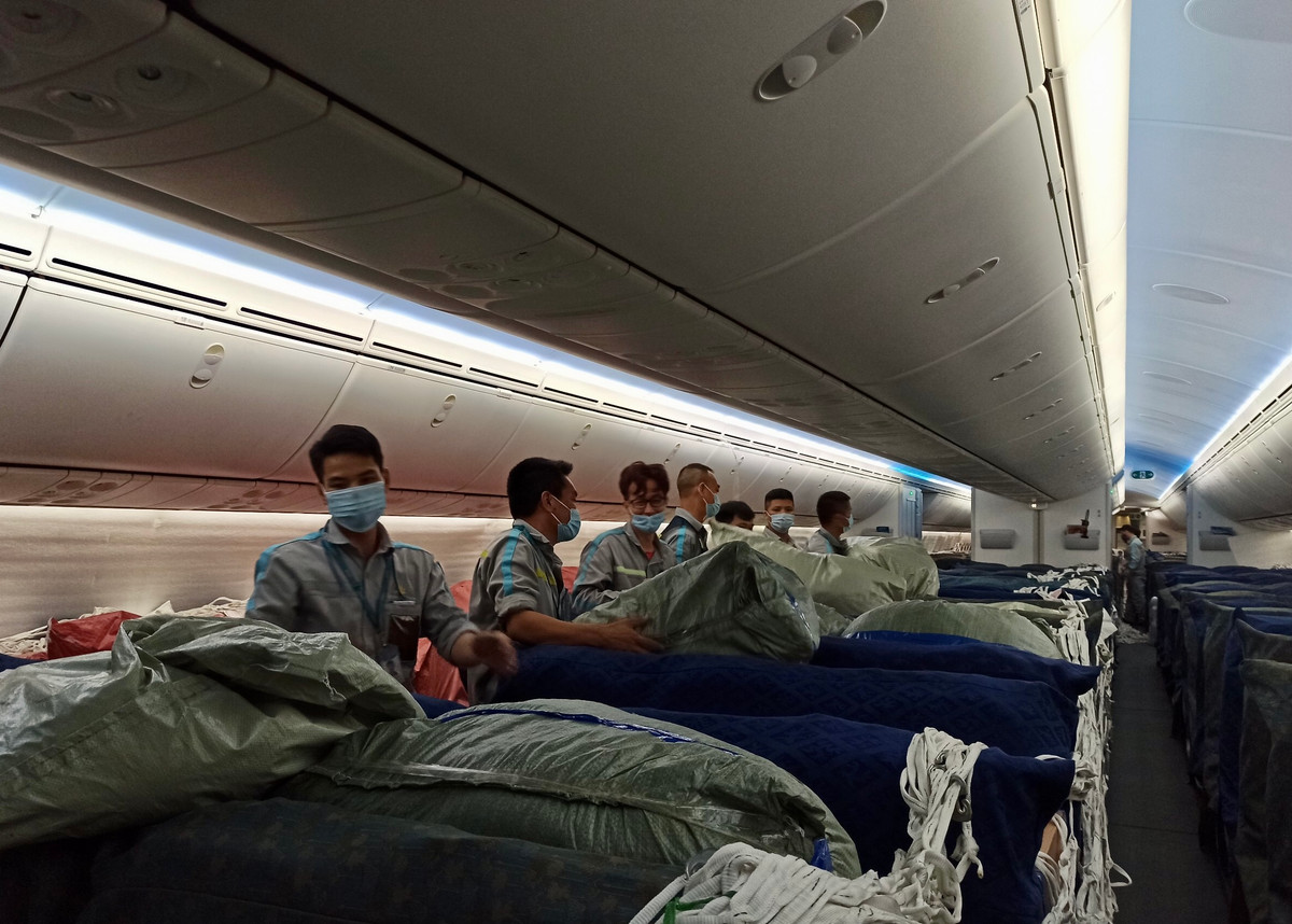 Số hàng của Bộ Y tế được để riêng trên khoang hành khách.