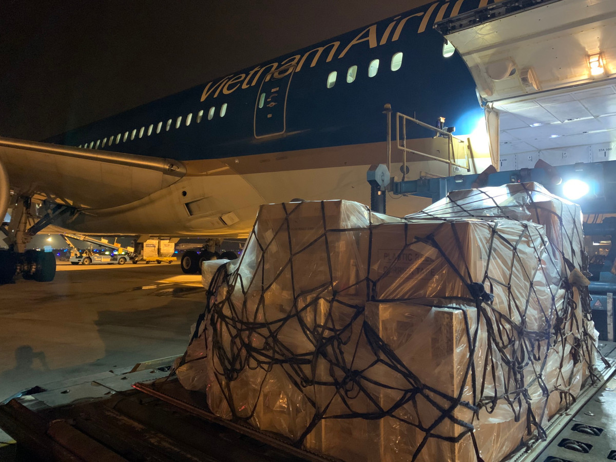 Cũng trong ngày 19/7, Vietnam Airlines đã vận chuyển an toàn lô hàng hơn 6,2 tấn gồm máy thở và trang bị y tế của Bộ Y tế đến TP.HCM.