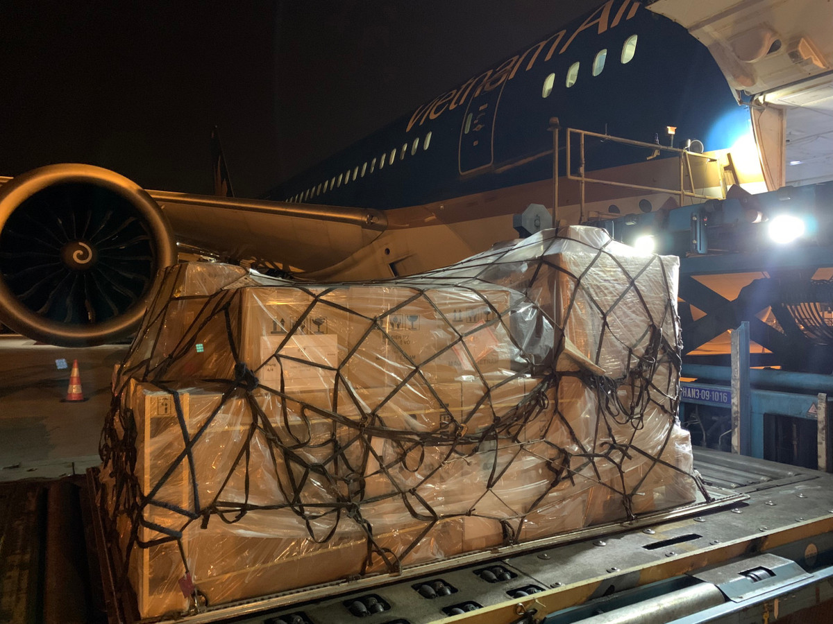 Tổng trọng lượng lô hàng máy thở này lên tới gần 10 tấn được bố trí tàu bay Boeing 787, một trong những dòng tàu bay lớn nhất của tại Việt Nam để chở số máy thở này.